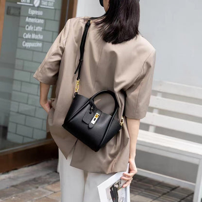 Melo “Elina Tote” – Elegante Leder-Handtasche mit Tuch-Detail